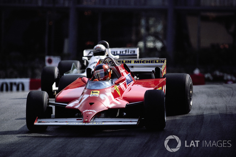 Avec 4 tours à faire, Gilles Villeneuve double la Williams d'Alan Jones et prend la tête.