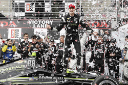 Race winner Josef Newgarden, Team Penske Chevrolet
