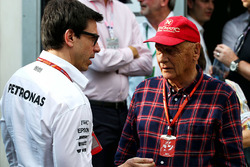 Toto Wolff, directeur exécutif Mercedes AMG F1 avec Niki Lauda, président non exécutif Mercedes