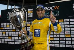 Juan Pablo Montoya, celebra su coronación de campeón de campeones en el podio