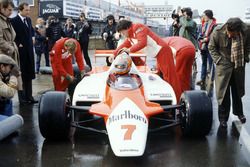 John Watson, McLaren MP4/1-Cosworth avec Ron Dennis dans la ligne des stands