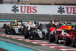 Nico Hulkenberg, Sahara Force India F1 VJM09 au départ alors que Max Verstappen, Red Bull Racing RB12 part en tête-à-queue