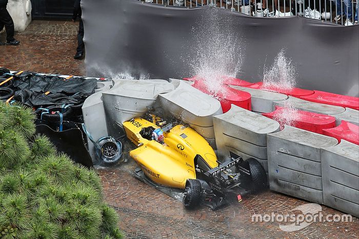 9 (GP de Mónaco) Jolyon Palmer, Renault Sport F1 Team RS16 choca y queda fuera de la carrera