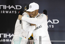 Podio: ganador de la carrera Lewis Hamilton, Mercedes AMG F1 W07 Hybrid y el segundo lugar Nico Ros