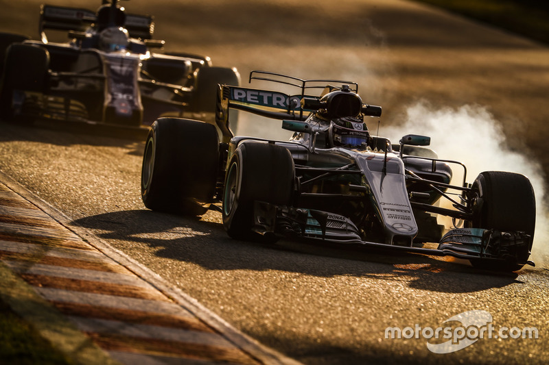 Valtteri Bottas, Mercedes F1 W08 y Antonio Giovinazzi, Sauber C36