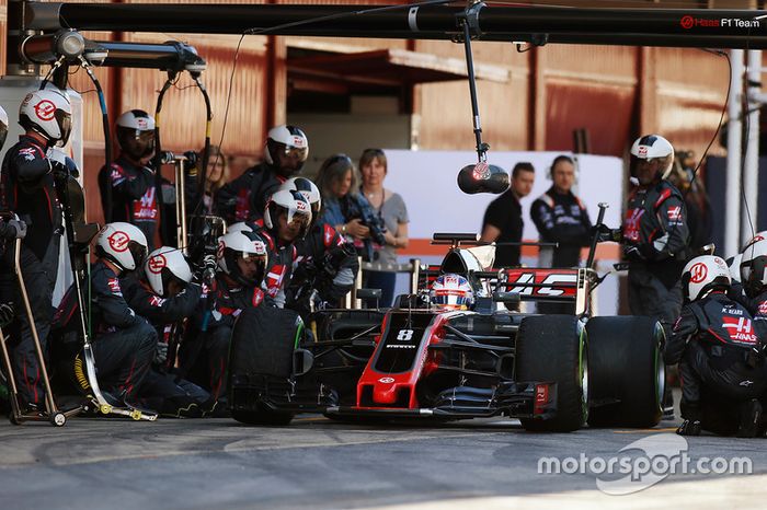 Romain Grosjean, Haas F1 Team VF-17, se cae de las tomas y sale de su área de pits