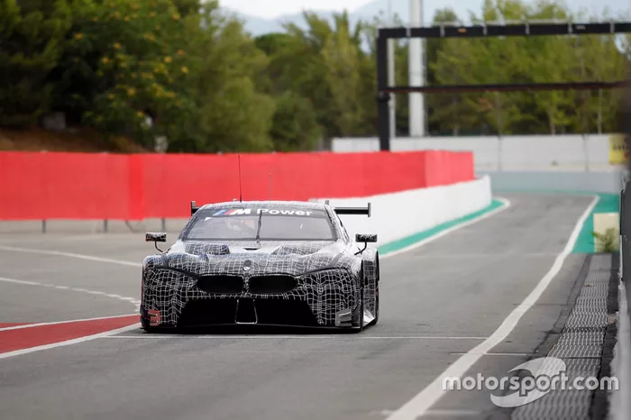 BMW M8 GTE in de pitstraat van Circuit de Barcelona-Catalunya