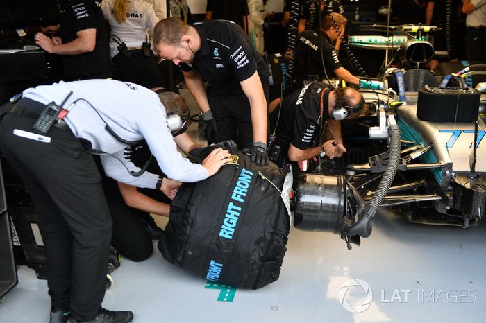 Mecánicos de Mercedes AMG F1 revisan el coche dañado de Valtteri Bottas, Mercedes-Benz F1 W08  in FP1
