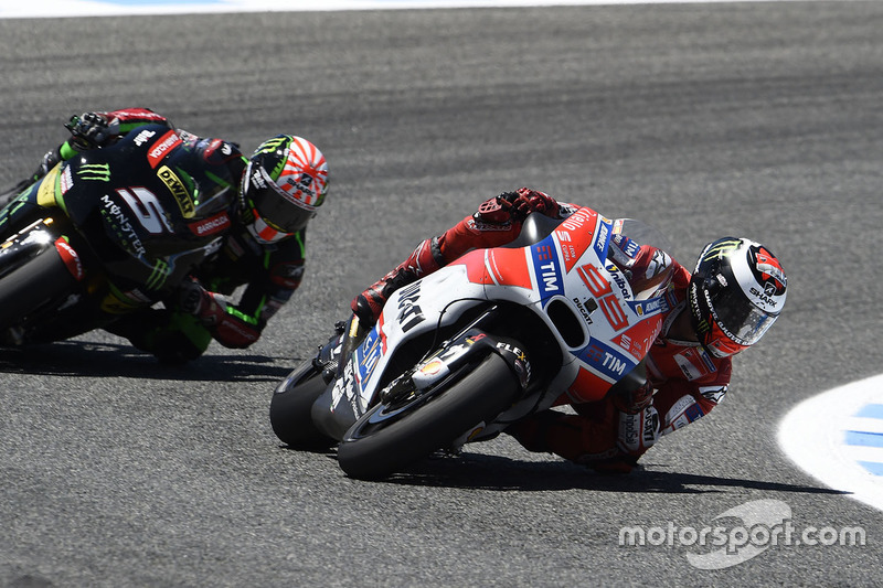 Jorge Lorenzo berduel dengan Johann Zarco