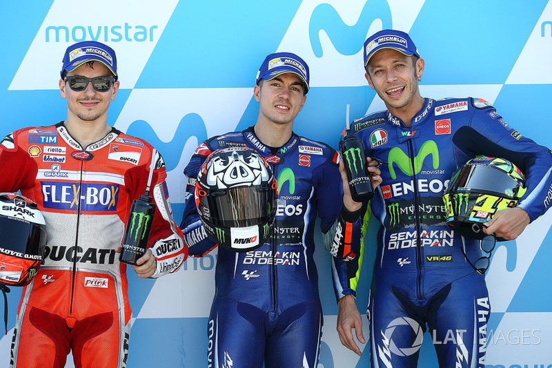 Le poleman Maverick Viñales, Yamaha Factory Racing, le deuxième, Jorge Lorenzo, Ducati Team, le troisième, Valentino Rossi, Yamaha Factory Racing