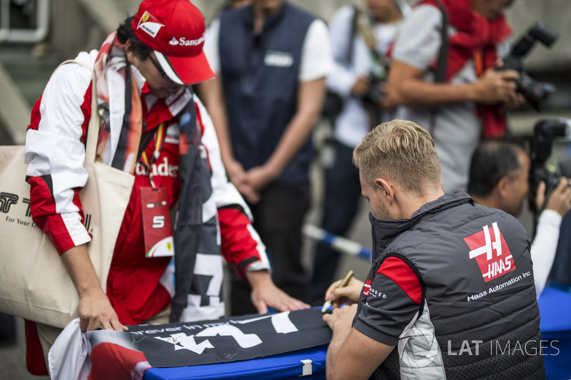 Kevin Magnussen, Haas F1 Team signs autographs for the fans