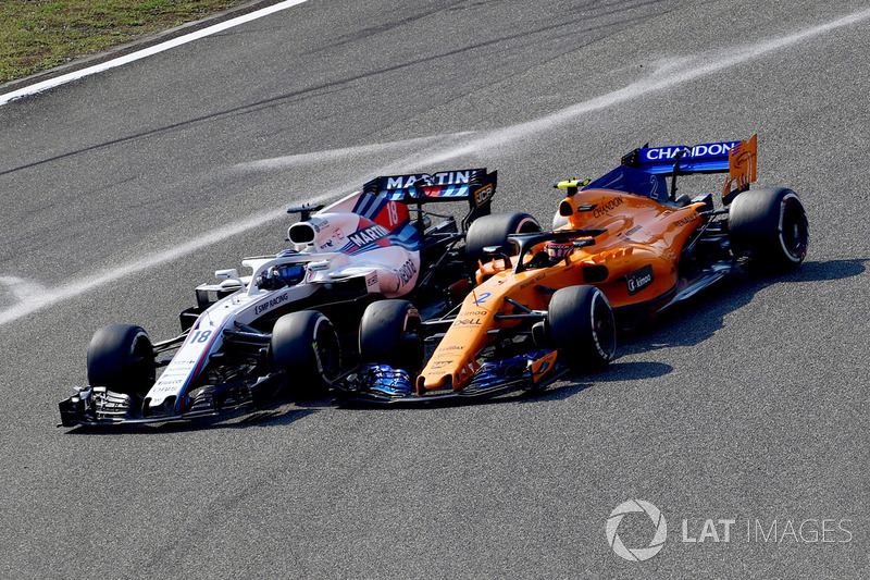 Lance Stroll, Williams FW41 and Stoffel Vandoorne, McLaren MCL33 battle