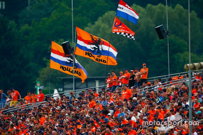 Aficionados holandeses apoyan a Max Verstappen en el Red Bull Ring
