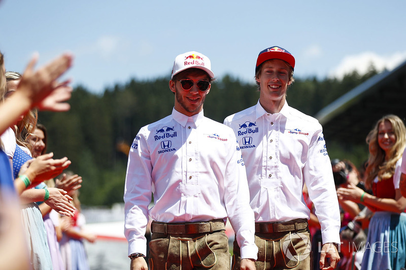Pierre Gasly, Toro Rosso, and Brendon Hartley, Toro Rosso, in the drivers parade