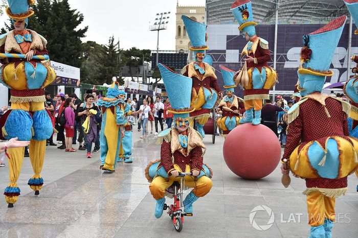 Demonstração de circo entreteve os fãs da F1 em Baku