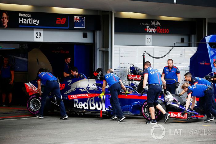 Brendon Hartley, Toro Rosso STR13 Honda, vuelve a los boxes