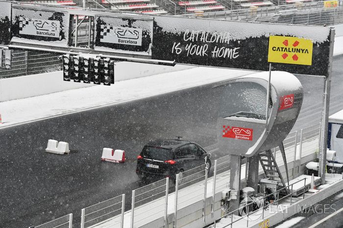 El coche de inspección con el circuito nevado