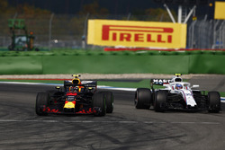 Max Verstappen, Red Bull Racing RB14, con le intermedie, supera Sergey Sirotkin, Williams FW41