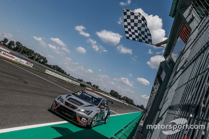 Race winner Pepe Oriola, Team Oscaro by Campos Racing Cupra TCR
