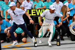 Lewis Hamilton, Mercedes-AMG F1 ve Valtteri Bottas, Mercedes-AMG F1 takım ile zaferi kutluyor