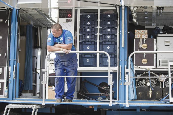 Mecánica del equipo Kamaz Master en el vivac