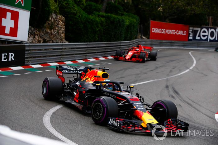 Daniel Ricciardo, Red Bull Racing RB14, leads Sebastian Vettel, Ferrari SF71H