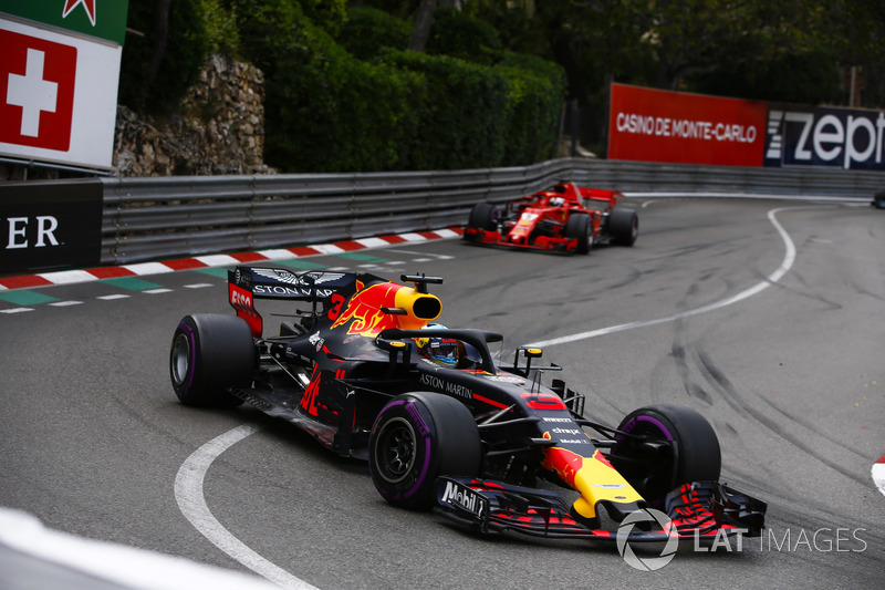Daniel Ricciardo, Red Bull Racing RB14, leads Sebastian Vettel, Ferrari SF71H