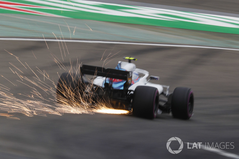 Las chispas vuelan desde el coche de Sergey Sirotkin, Williams FW41 Mercedes