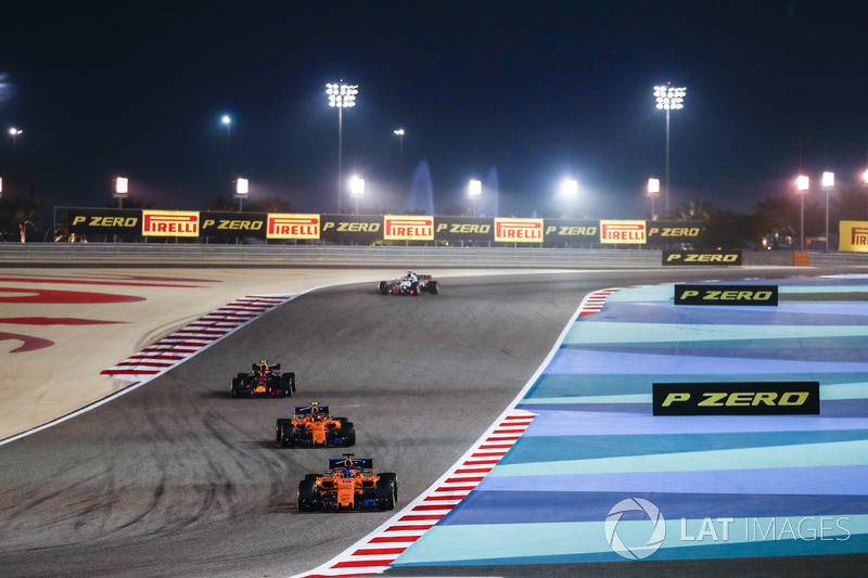 Fernando Alonso, McLaren MCL33 Renault, Stoffel Vandoorne, McLaren MCL33 Renault y Max Verstappen, Red Bull Racing RB14 Tag Heuer