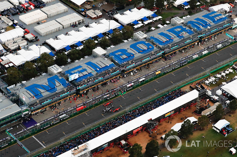 Aérea de Parc Ferme en la parrilla después de la calificación después de Lewis Hamilton, Mercedes AM