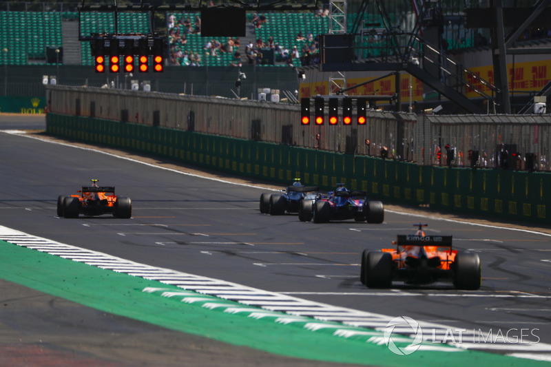 Stoffel Vandoorne, McLaren MCL33, Valtteri Bottas, Mercedes AMG F1 W09, Brendon Hartley, Toro Rosso STR13, et Fernando Alonso, McLaren MCL33, alignés pour des essais de départ