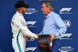 Ganador de la pole  Lewis Hamilton, Mercedes-AMG F1 recibe el trofeo de Pirelli Pole Position de parte de Carlos Sainz