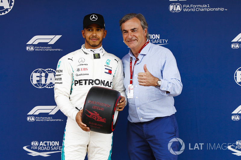 Lewis Hamilton, Mercedes AMG F1, célèbre la pole position avec Carlos Sainz