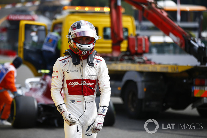 Charles Leclerc, Sauber C37, tras el accidente con Fernando Alonso, McLaren
