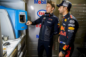 Daniel Ricciardo, Red Bull Racing con un ingegnere Red Bull Racing ExxonMobil