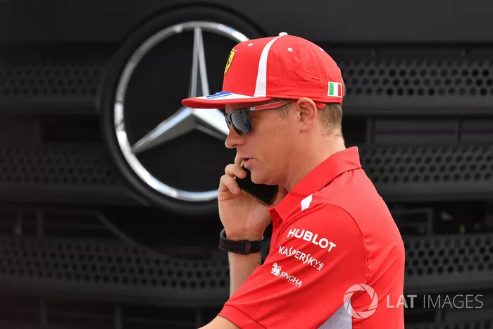Kimi Raikkonen, Ferrari, y el logo de Mercedes