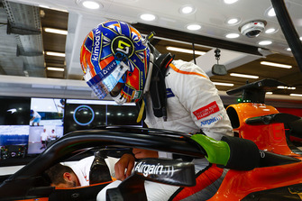 Lando Norris, McLaren, entre dans le cockpit