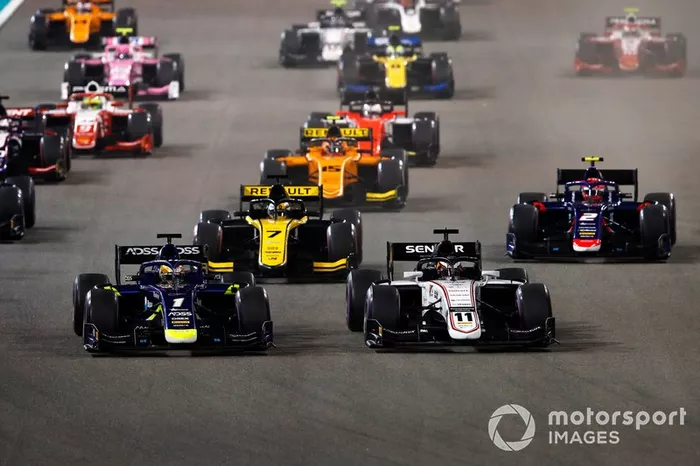 Arrancada Louis Deletraz, Carlin, and Callum Ilott, Sauber Junior Team by Charouz