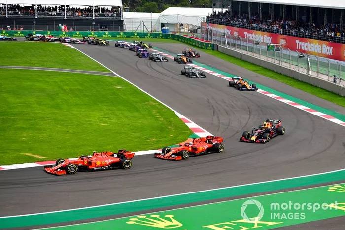 Charles Leclerc, Ferrari SF90, precede Sebastian Vettel, Ferrari SF90, Alex Albon, Red Bull RB15, Carlos Sainz Jr., McLaren MCL34, Lewis Hamilton, Mercedes AMG F1 W10, e il resto del gruppo, nel giro d'apertura