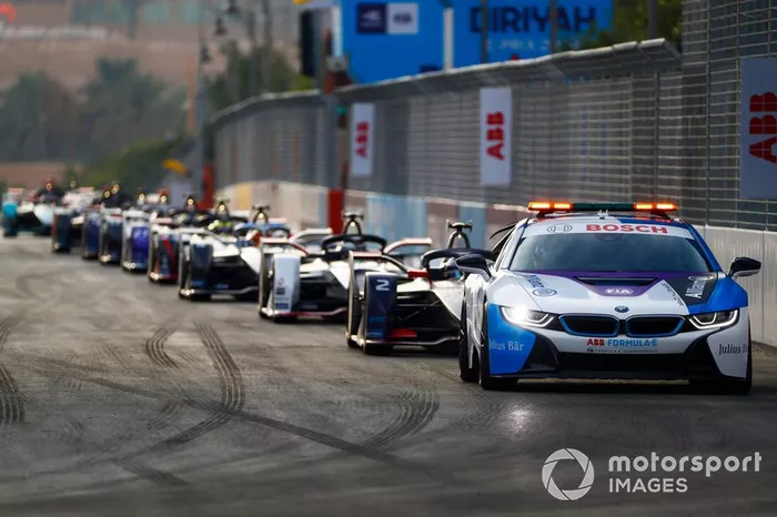 El coche de seguridad lidera a Sam Bird, Virgin Racing, Audi e-tron FE06 