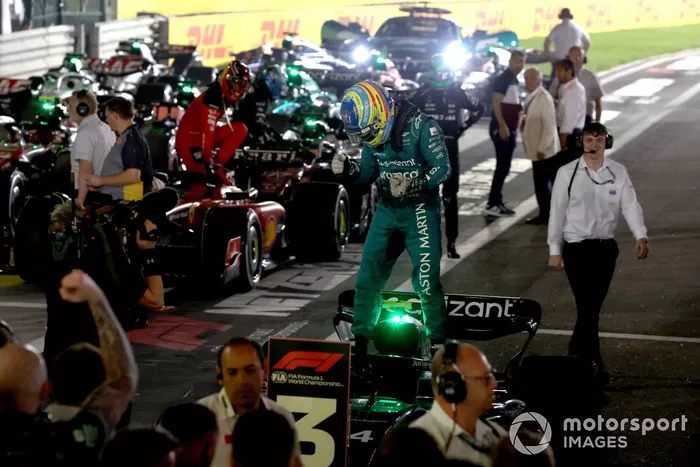Fernando Alonso, Aston Martin F1 Team, 3ª posición, celebra su llegada al Parc Ferme