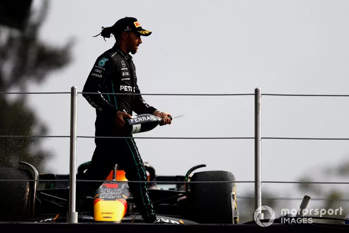 Podio: segundo lugar Lewis Hamilton, Mercedes AMG