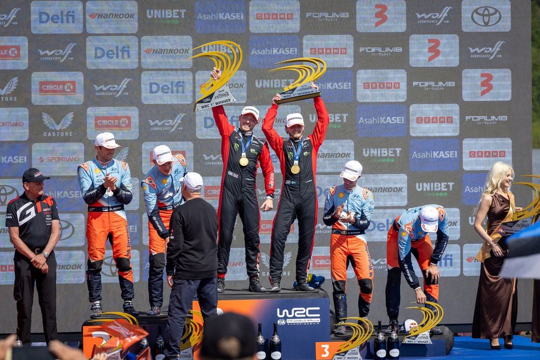 Podium: zwycięzcy Oliver Solberg, Elliott Edmondson, Toyota Gazoo Racing WRT Toyota GR Yaris Rally1, drugie miejsce Ott Tänak, Martin Järveoja, Hyundai World Rally Team Hyundai i20 N Rally1, trzecie miejsce Thierry Neuville, Martijn Wydaeghe, Hyundai Worl