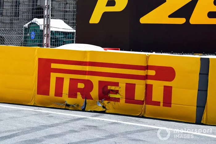 Daños en la barrera tras el accidente de Max Verstappen, Red Bull Racing