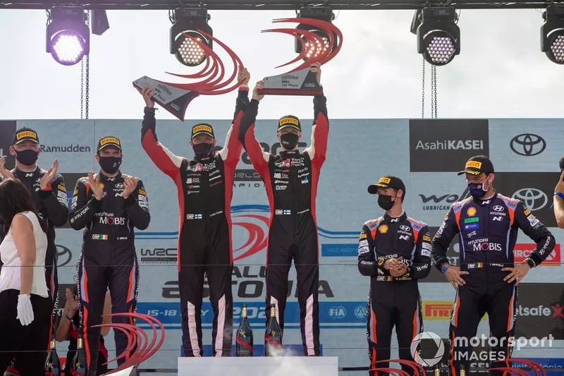 Podio: ganadores Kalle Rovanperä, Jonne Halttunen, Toyota Gazoo Racing WRT Toyota Yaris WRC, segundo lugar Craig Breen, Paul Nagle, Hyundai Motorsport Hyundai i20 Coupe WRC, tercer lugar Thierry Neuville, Martijn Wydaeghe, Hyundai Motorsport Hyundai i20 Coupe WRC