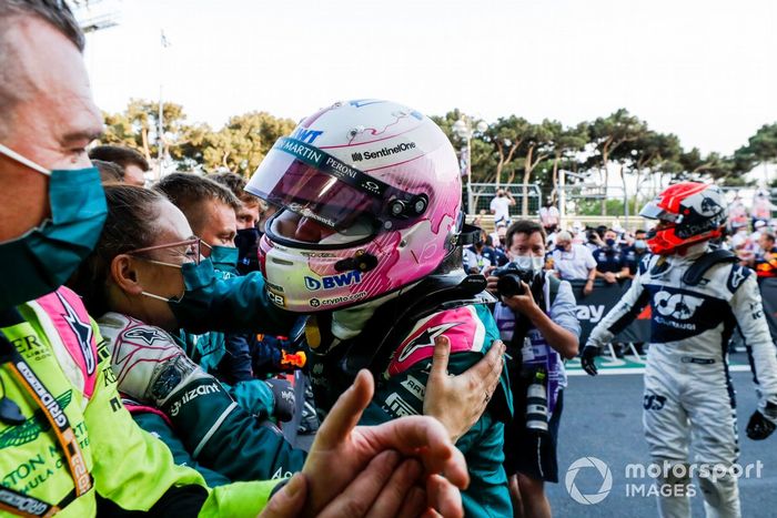 Sebastian Vettel, Aston Martin, 2ª posición, celebra con su equipo en el Parc Ferme