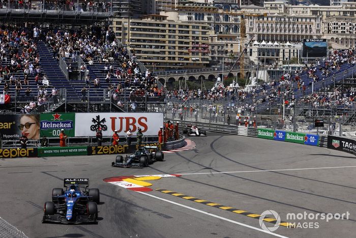 Esteban Ocon, Alpine A521, Lance Stroll, Aston Martin AMR21, Kimi Raikkonen, Alfa Romeo Racing C41