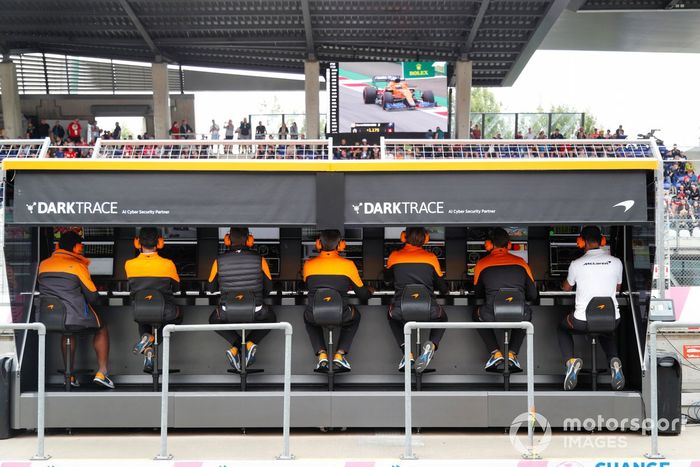 El equipo McLaren en el pit wall
