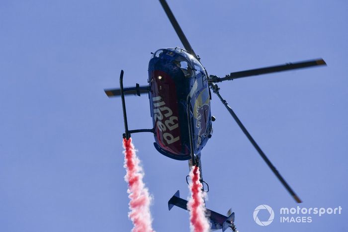 El MBB Bo 105C de los Flying Bulls pasa por el circuito