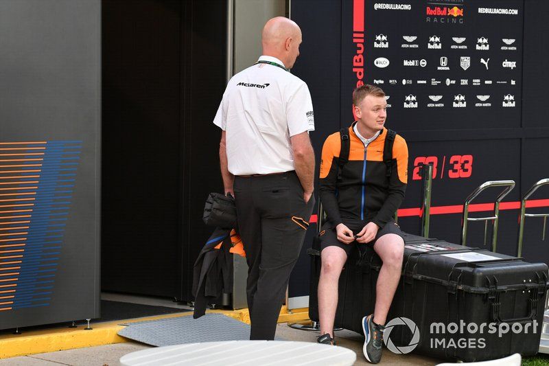 Los miembros del equipo McLaren en el paddock